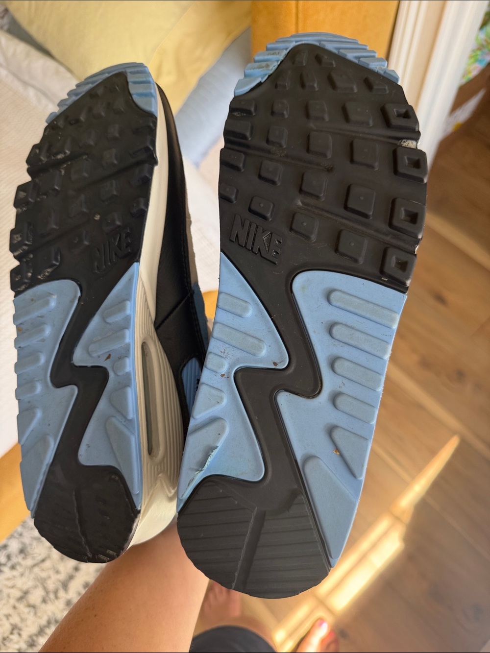 Nike Air Max in White, Light Blue & Black - Picture 7 of 7